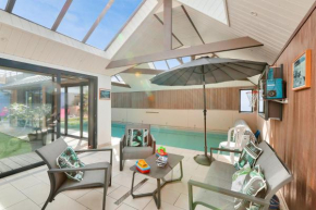 PIscine couverte salle de jeux et terrasse à Erquy